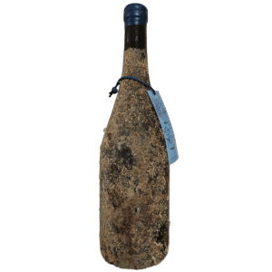 Mar de Batea Negre, vang Garnacha Peluda ủ dưới biển từ Terra Alta, chai với lớp phủ bám tự nhiên từ biển.